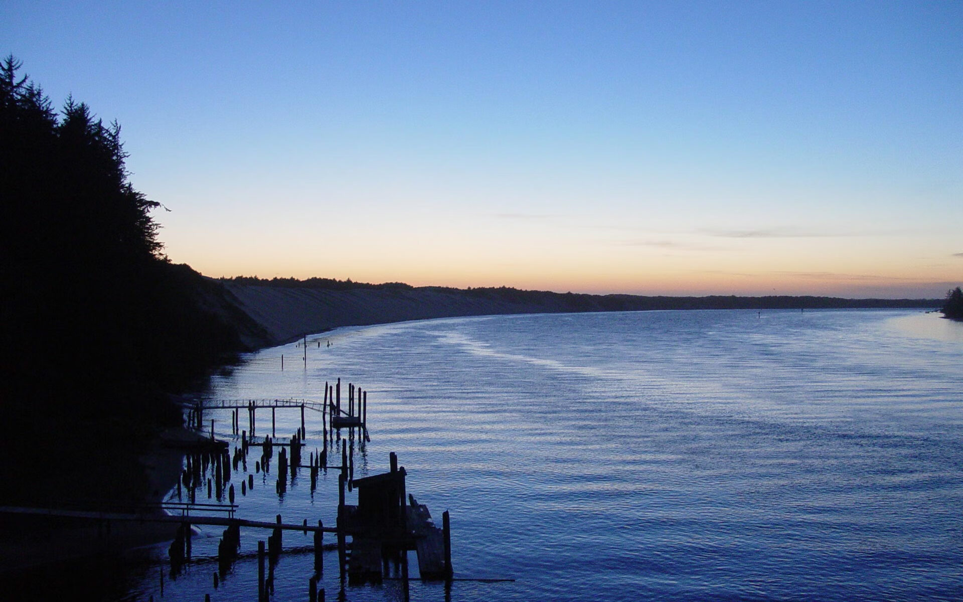 “英超大戏持续，争冠队伍步步为营”，英超球队能争取哪些冠军